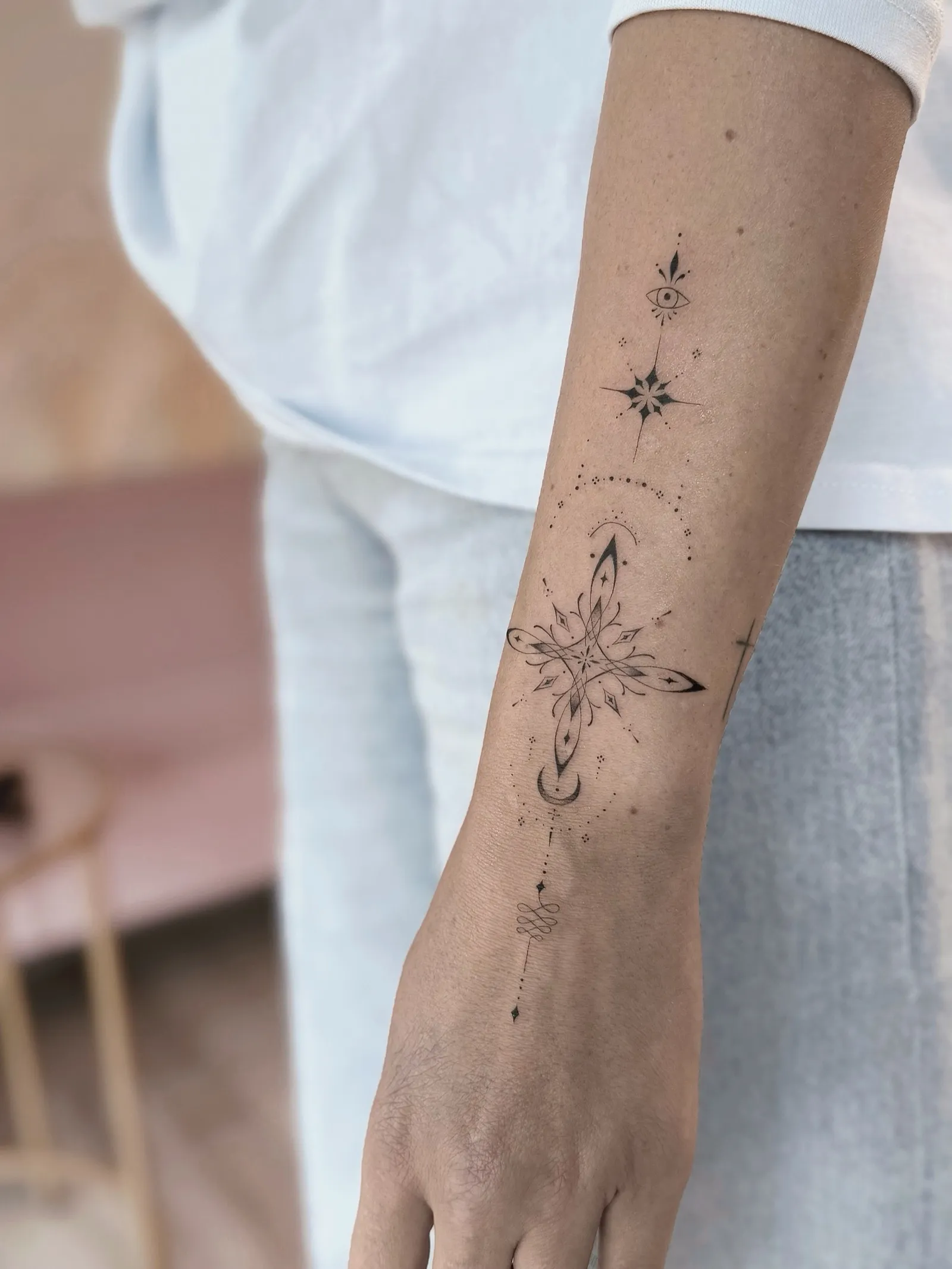 Fine Line Tattoo Handgelenk Sterne