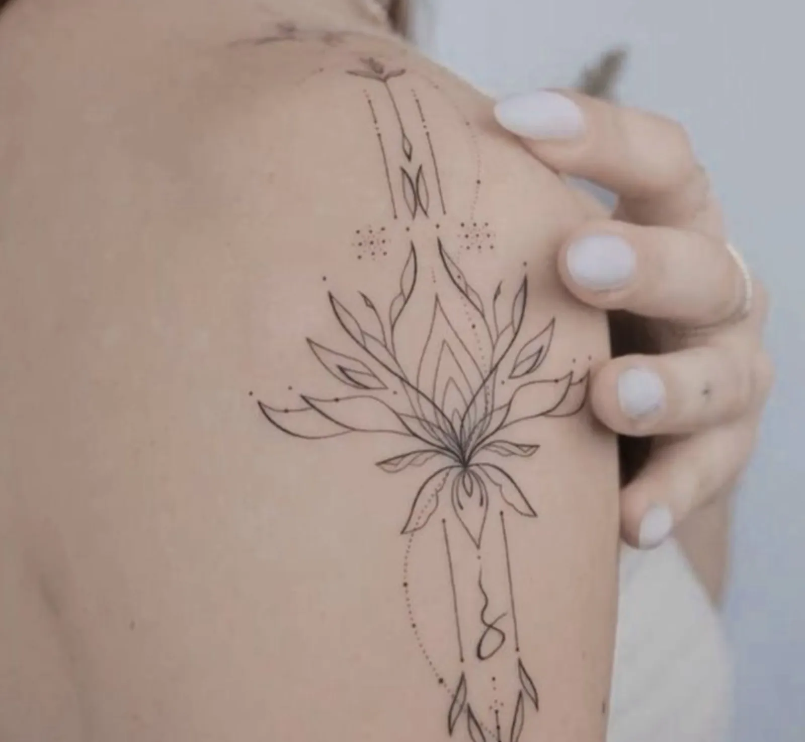 Fine Line Lotus Tattoo Schulter