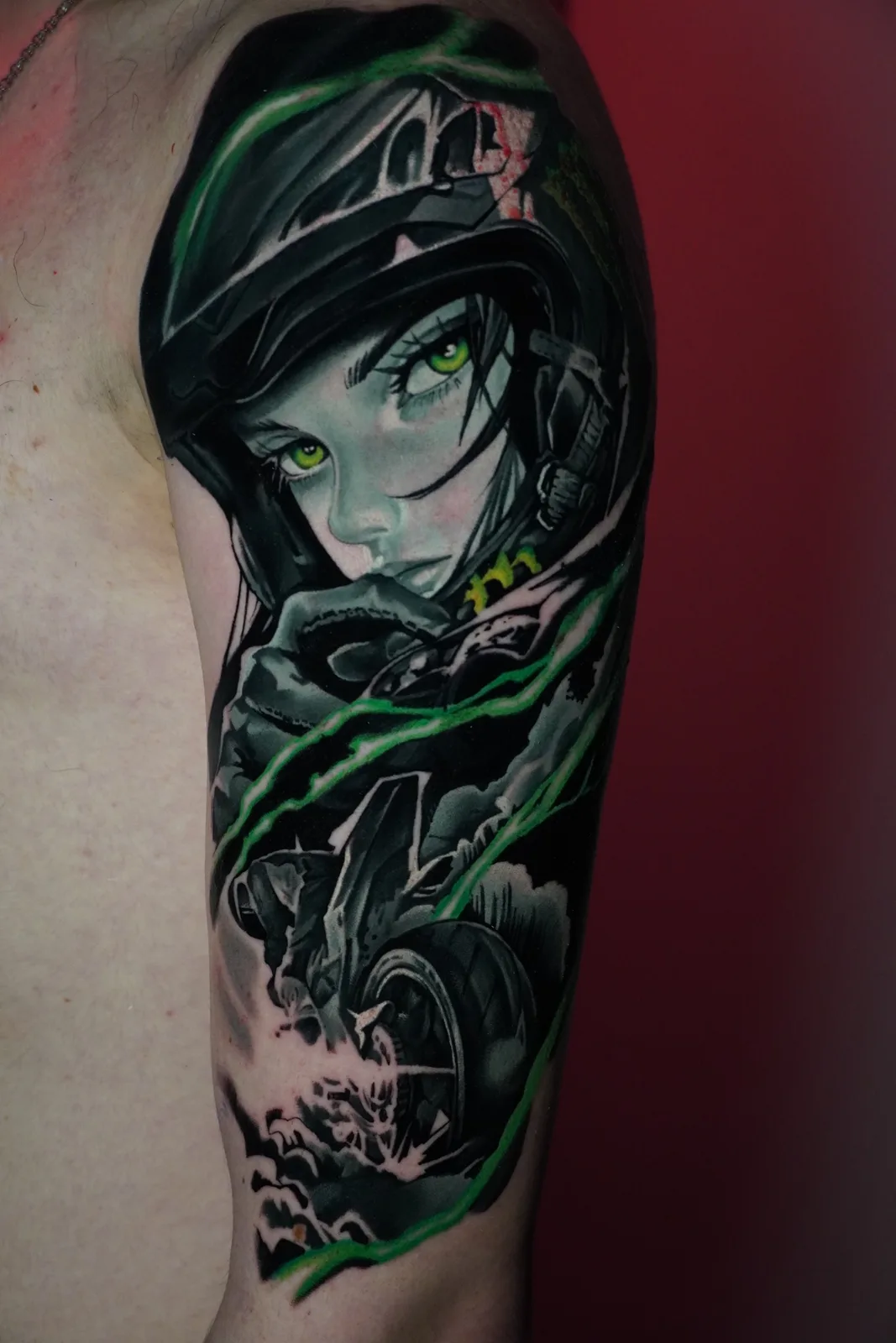 Anime Tattoo in Black & Grey — Anime-Mädchen mit Motorrad und grünen Akzenten, Oberarm — Villingen-Schwenningen