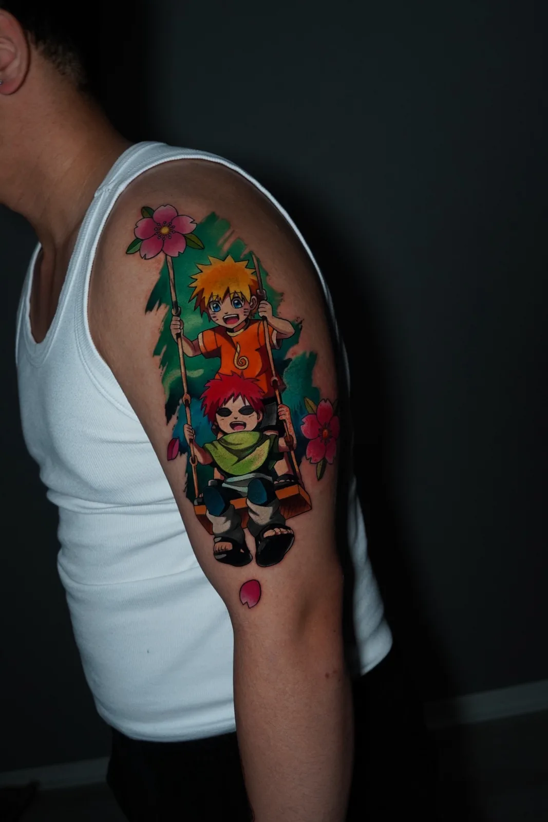 Anime Tattoo in Farbe — Naruto & Gaara auf einer Schaukel, Oberarm — Villingen-Schwenningen