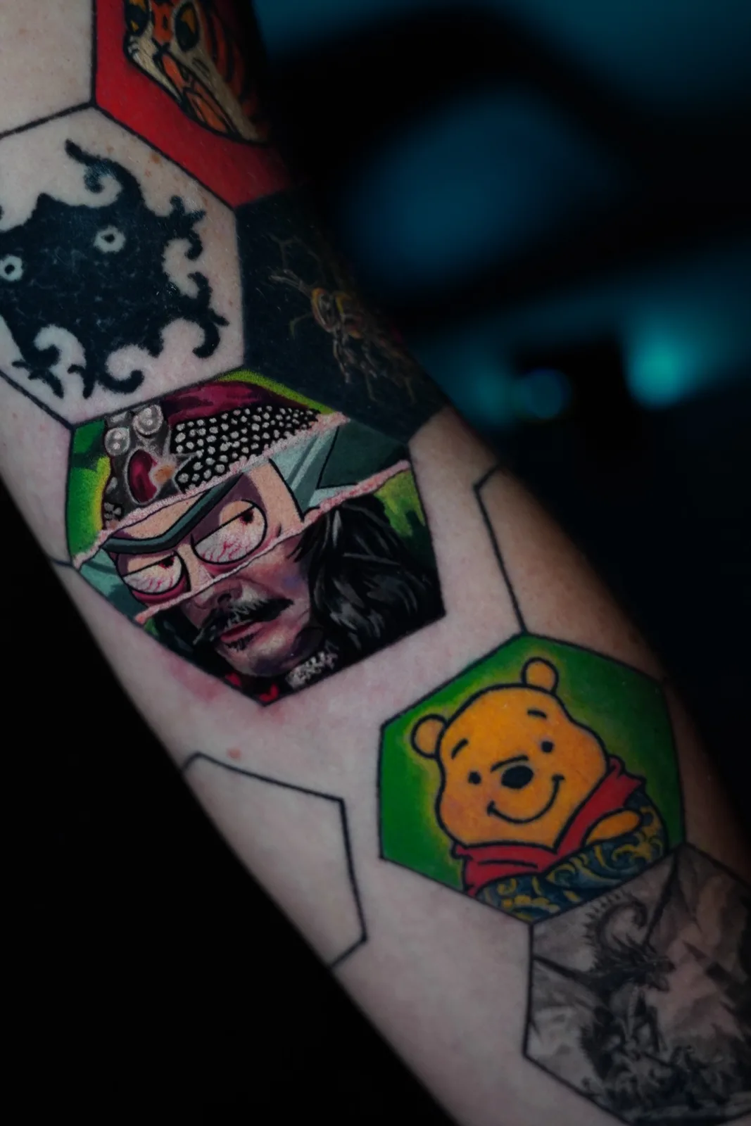 Pop-Culture Tattoo — Honeycomb-Sleeve mit Winnie Pooh & Samurai in Farbe — Villingen-Schwenningen