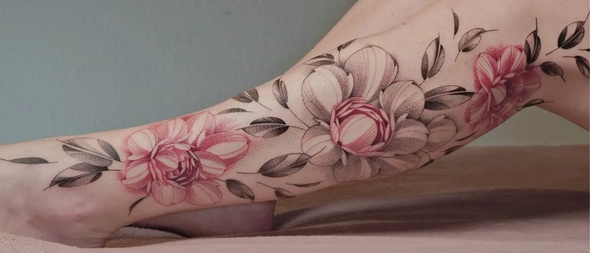 Botanisches Blumen Tattoo Arm