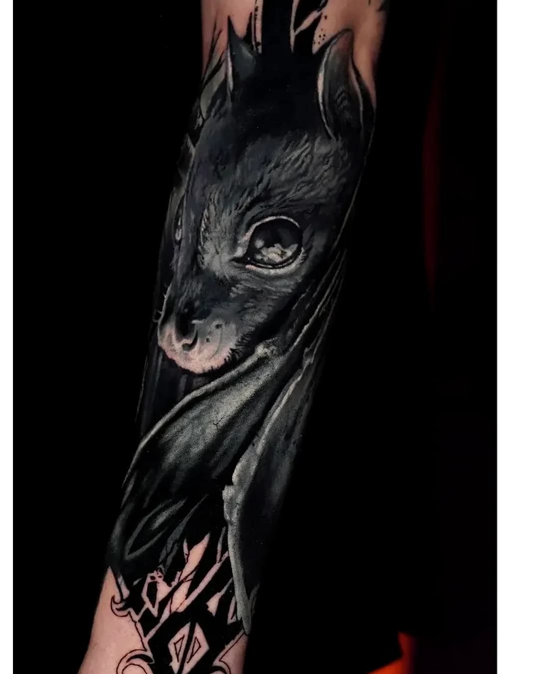 Cover-up Tattoo Villingen-Schwenningen: altes Tattoo überarbeitet zu dunklem Realismus-Motiv am Unterarm