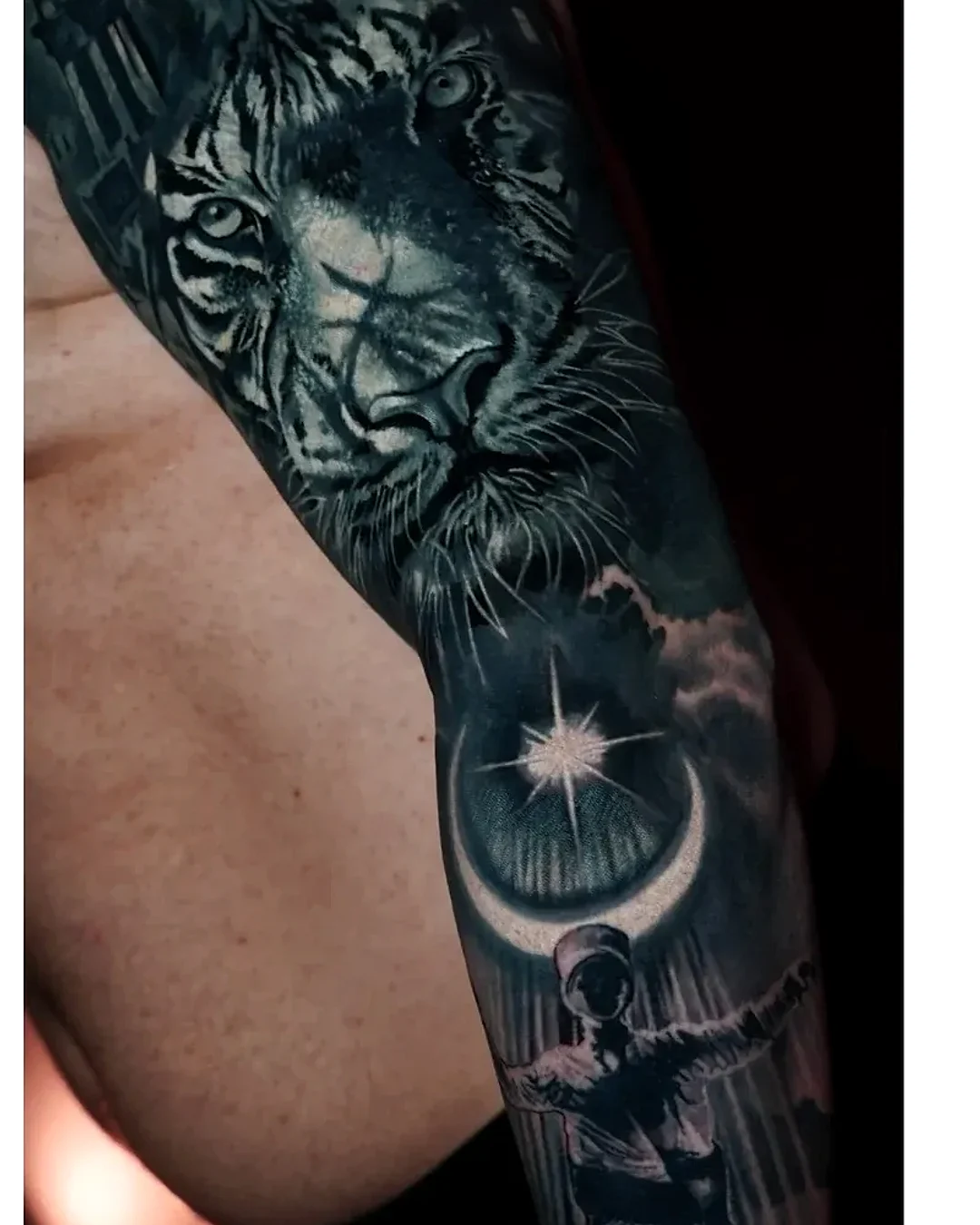 Cover-up Tattoo Villingen-Schwenningen: altes Uhr-Tattoo überarbeitet zu Tiger mit Mond in Black & Grey