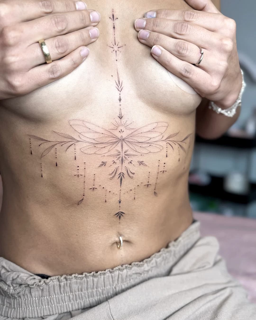 Fine Line Libelle mit Ornament am Sternum — Villingen-Schwenningen