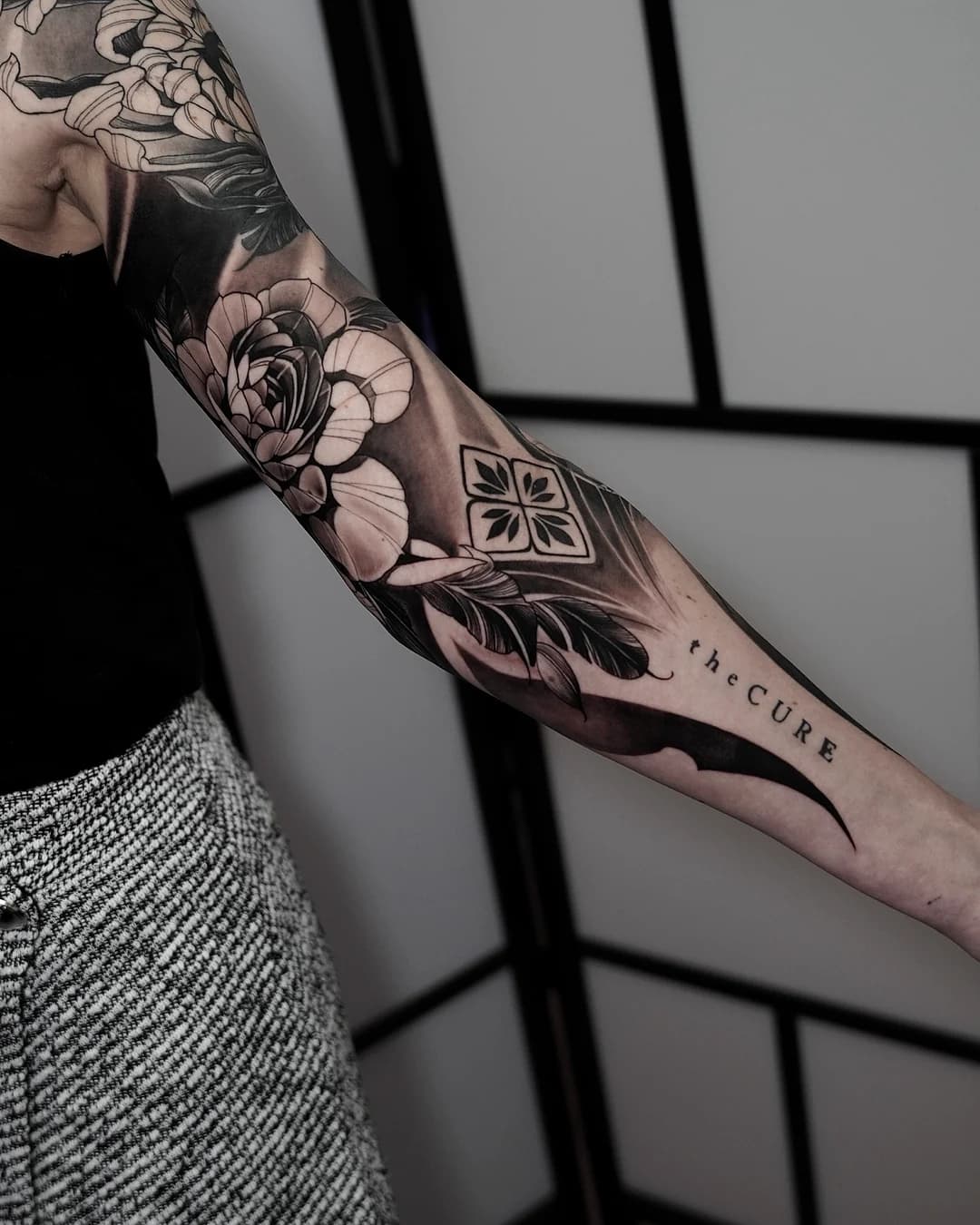 Fine Line Rose mit Schriftzug, Unterarm — Villingen-Schwenningen