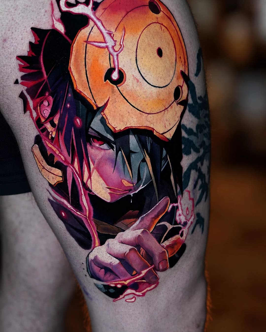 Farbiges Anime-Tattoo eines Charakters (Obito aus Naruto) am Bein — Beauty Room by Mariia, Villingen-Schwenningen