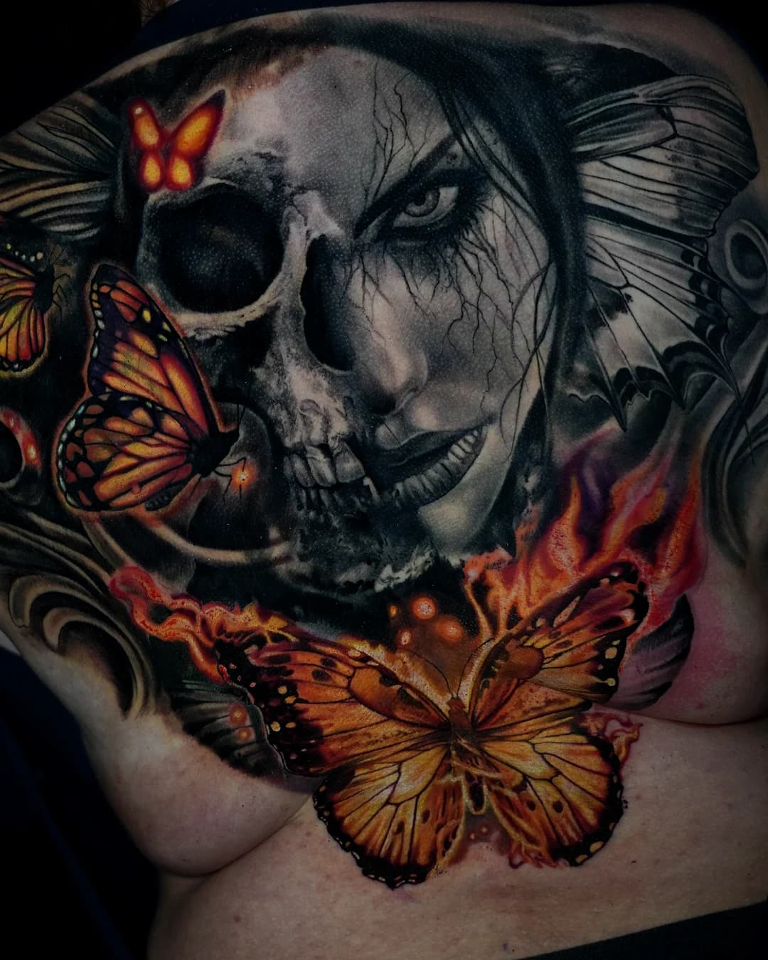 Realistisches Tattoo: Totenkopf mit Frauenporträt und Schmetterlingen in Farbe — Villingen-Schwenningen