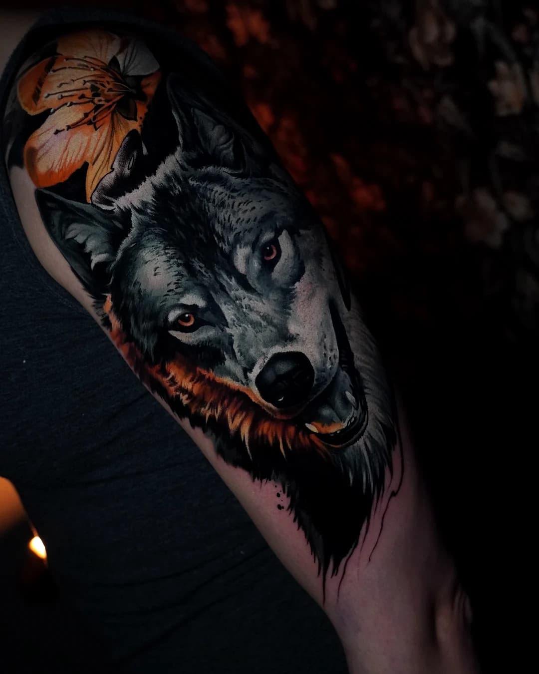 Realistischer Wolf mit Blume in Farbe — Villingen-Schwenningen