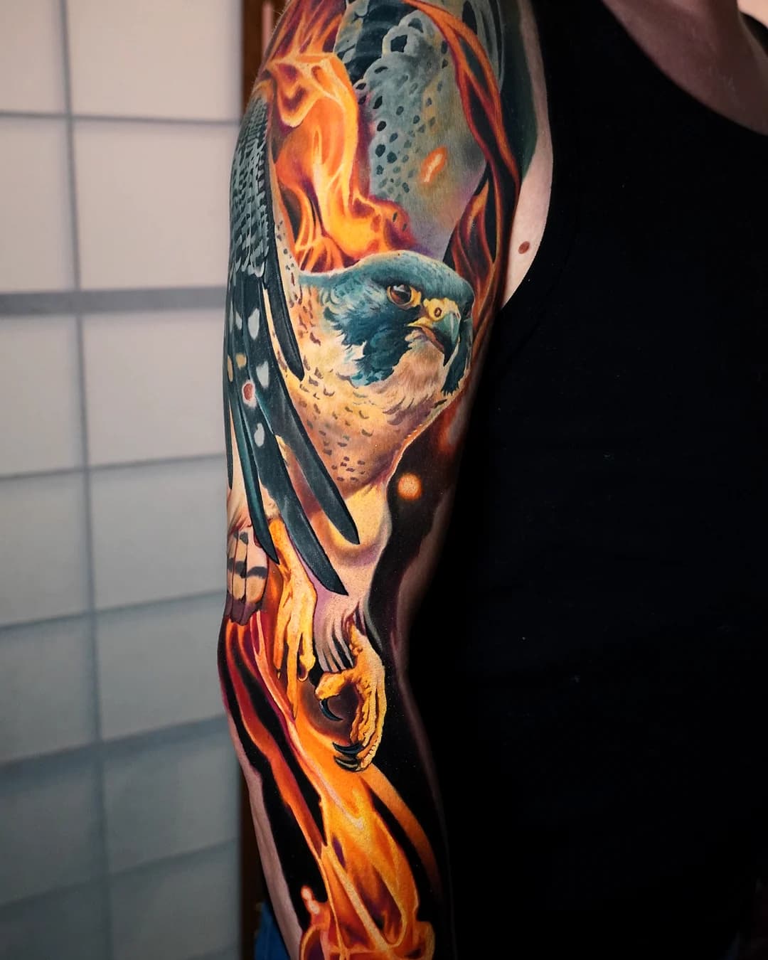 Realistischer Falke mit Feuer in Farbe, Sleeve — Villingen-Schwenningen