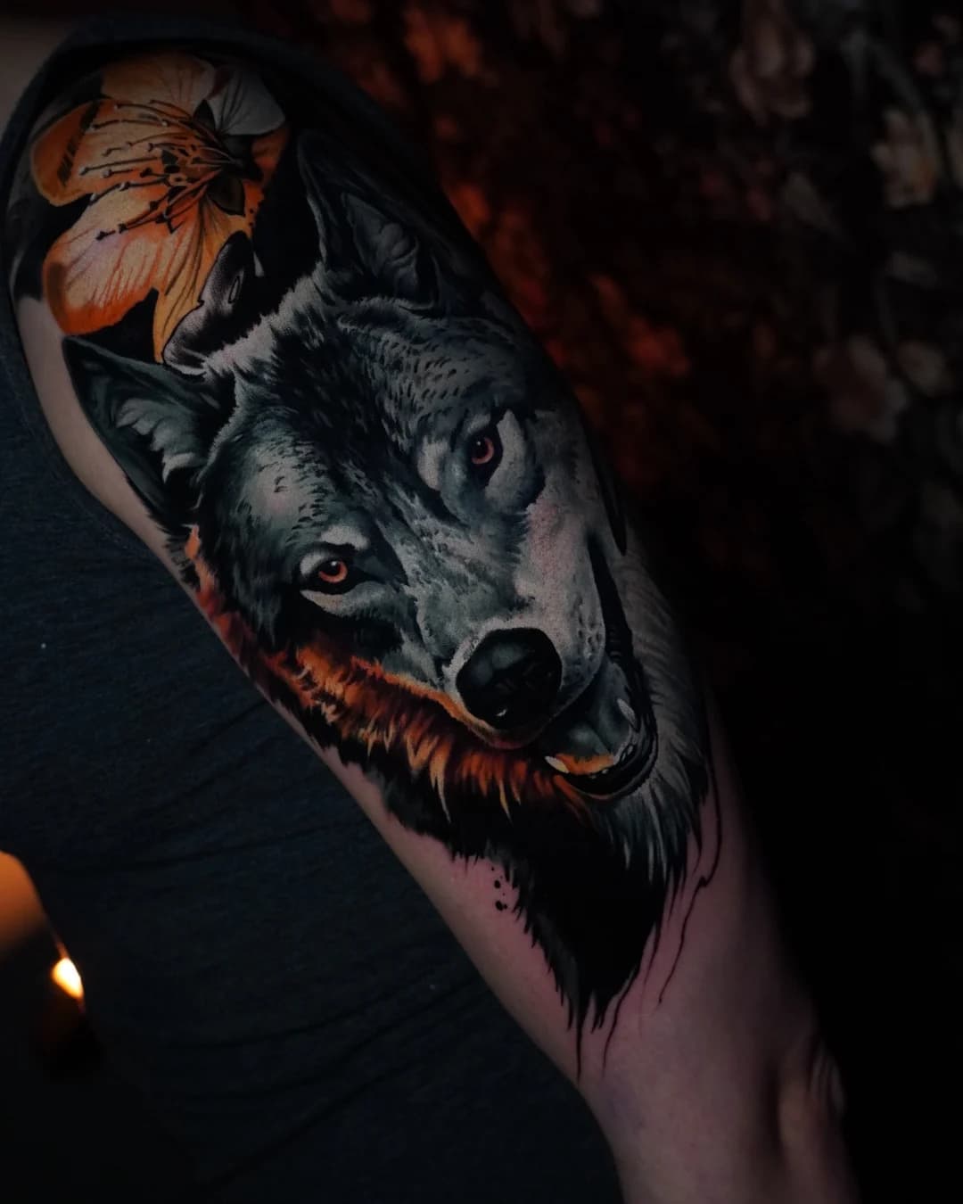 Realistisches Wolf-Tattoo mit Blumen, große Fläche — Villingen-Schwenningen