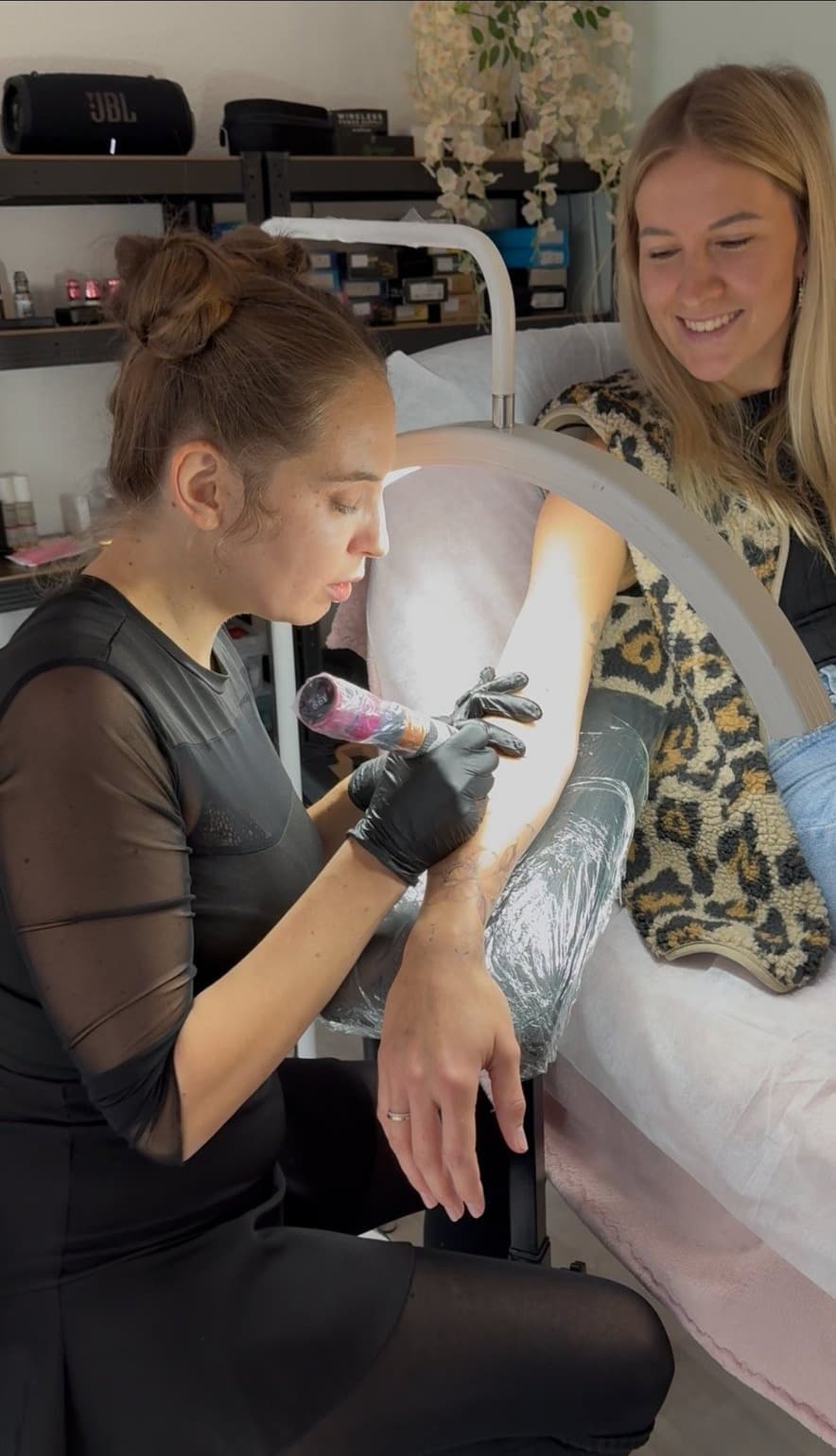 Fine Line Tattoo am Arm mit Schutzfolie zur Heilung — Tattoo Aftercare im Beauty Room by Mariia, Villingen-Schwenningen
